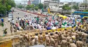 रास्तों में पडऩे वाली बाधाओं व बेरिकेट्स तोड़ते हुए किसान पहुँचे दिल्ली बार्डर पर