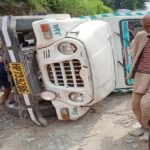 हिमाचल प्रदेश के चंबा में दुर्घटनाग्रस्त हुआ एक मालवाहक वाहन
