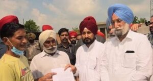 किसान आंदोलन में जान गंवाने वाले युवक के घर पहुंचे मुख्यमंत्री चन्नी, पिता को सौंपा नियुक्ति पत्र
