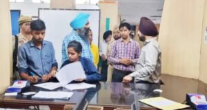 डिप्टी कमिश्नर की ओर से सेवा केंद्र के माध्यम से बेहतरीन नागरिक सेवाएं देने वाले अधिकारियों व कर्मचारियों को किया गया सम्मानित