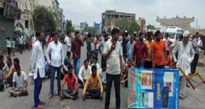 युवक की हत्या के संबंध में परिजनों ने किया घण्टो राष्ट्रीय मार्ग अवरूद्ध