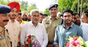 ਲਾਲ ਚੰਦ ਕਟਾਰੂਚੱਕ ਕੈਬਨਿਟ ਮੰਤਰੀ ਪੰਜਾਬ ਦਾ ਜਿਲ੍ਹਾ ਪਠਾਨਕੋਟ ਵਿੱਚ ਪਹੁੰਚਣ ਤੇ ਭਾਰੀ ਜਨ ਸੈਲਾਬ ਨੇ ਕੀਤਾ ਸਵਾਗਤ