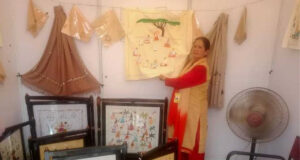 चंबा की बुजुर्ग दंपत्ति की सुई धागे से बनाई गई कलाकृतियों के दीवाने हुए लोग