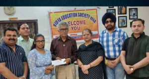 विद्या एजुकेशन सोसायटी ने एमए फाइनल ईयर की छात्रा को छात्रवृत्ति की भेंट