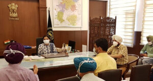 ਡਿਪਟੀ ਕਮਿਸਨਰ ਪਠਾਨਕੋਟ ਨੇ ਜਿਲ੍ਹਾ ਅਧਿਕਾਰੀਆਂ ਨਾਲ ਮੀਟਿੰਗ ਕਰਕੇ ਜਨ ਭਲਾਈ ਸਕੀਮਾਂ ਦਾ ਲਿਆਂ ਜਾਇਜਾ