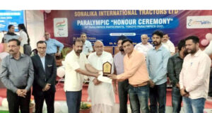 पैरा ओलंपिक कमेटी आफ इंडिया के द्वारा शिक्षक प्रमोद धीर को किया गया सम्मानित