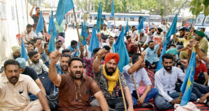 ਟੋਲ ਕਰਮਚਾਰੀਆਂ ਦੀਆਂ ਮਨਮਾਨੀਆਂ ਤੋਂ ਪ੍ਰੇਸ਼ਾਨ ਰੋਡਵੇਜ਼ ਬੱਸ ਮੁਲਾਜ਼ਮਾਂ ਨੇ ਹਾਈਵੇ ਕੀਤਾ ਜਾਮ