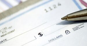 समियाल दंपति ने दिया एक लाख का चैक