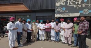 ਪ੍ਰਧਾਨ ਵੱਲੋਂ ਪੁਰਾਣੀ ਟਰੱਕ ਯੂਨੀਅਨ ਚ ਪੁਕਾਰ ਕਰਵਾਉਣ ਤੇ ਦੁਕਾਨਦਾਰ ਅਤੇ ਅਪਰੇਟਰਾਂ ਨੇ ਵੰਡੇ ਲੱਡੂ