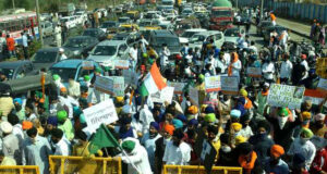 दिल्ली किसान आंदोलन में शहीद हुए एक किसान के परिवार को 5 लाख रुपये का चैक किया भेट