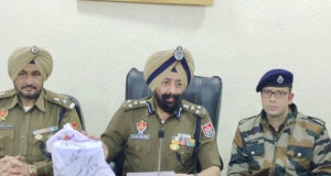 ਪੁਲਿਸ ਨੇ ਤਿੰਨ ਦੋਸ਼ੀਆਂ ਨੂੰ ਗਿ੍ਫ਼ਤਾਰ ਕਰਕੇ, ਇੱਕ ਲੱਖ ਤੋਂ ਵੱਧ ਡਰੱਗ ਮਨੀ, ਨਸ਼ੀਲੇ ਪਦਾਰਥ, ਹਥਿਆਰ ਅਤੇ ਇੱਕ ਕਾਰ ਕੀਤੀ ਬਰਾਮਦ