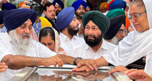 ਸਰਦਾਰ ਪ੍ਰਕਾਸ਼ ਸਿੰਘ ਬਾਦਲ ਨੂੰ ਅੰਤਿਮ ਵਿਦਾਇਗੀ ਦੇਣ ਬਾਦਲ ਪਿੰਡ ਪਹੁੰਚੇ ਸ਼੍ਰੀ ਵਿਜੇ ਸਾਂਪਲਾ,ਸੰਜੀਵ ਸਿੰਘ ਮਨਹਾਸ, ਕਮਲਜੀਤ ਕੁਲਾਰ, ਰਾਜਗੁਲਜਿੰਦਰ ਸਿੱਧੂ,ਕੈਪਟਨ ਕਰਨ,ਗੁਰਵਿੰਦਰ,ਮੰਗਲ ਸਿੰਘ ਅਤੇ ਹੋਰ ਆਗੂ