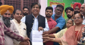 मंत्री ने गांव नारा की पंचायत को जिम के लिए दिया 2 लाख रुपए का चैक