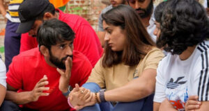 रेसलर साक्षी-बजरंग और विनेश नौकरी पर लौटे