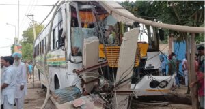 निजी कंपनी की बस खम्बे से टकराई,एक की मौत 4 गम्भीर घायल