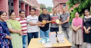 ਡੀਏਵੀ ਸੀਨੀਅਰ ਸਕੈਂਡਰੀ ਸਕੂਲ ਦੇ ਵਿਦਿਆਰਥੀਆਂ ਨੂੰ ਕਾਪੀਆਂ ਪੈੱਨ ਪੈਨਸਲਾਂ ਅਤੇ ਸਟੇਸ਼ਨਰੀ ਕੀਤੀ ਭੇਟ ਸੁਨੀਲ ਸ਼ਰਮਾ ਅਤੇ ਰਾਜੇਸ਼ ਕੁਮਾਰ ਚੱਢਾ ਨੇ