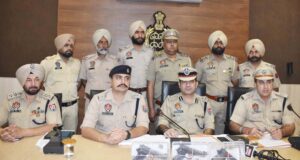 होशियारपुर पुलिस की ओर से पैट्रोल पंप लूटने व फिरौती मांगने वाले लुटेरा गिरोह के तीन सदस्य हथियार व कार सहित काबू