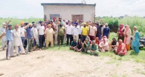 कृषि भूमि को खड़ घोषित करने के विरोध मे गांव निवासियों ने पंजाब सरकार एवं माईनिंग विभाग के विरुद्ध किया जोरदार प्रदर्शन