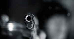 कार की चेकिंग कर रही पुलिस पर पर किया फायर, दो के खिलाफ किया मामला दर्ज