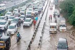 सिंघू बॉर्डर पर रोकी गईं अंतरराज्यीय बसें, दिल्ली में भारी वाहनों के प्रवेश पर प्रतिबंध