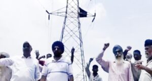 बिजली के टावर पर चढ़े बुजुर्ग