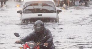 दिल्ली में बाढ़ की स्थिति, बाजारों में चल रही नावें, आने वाले दिनों में राहत मिलने की उम्मीद