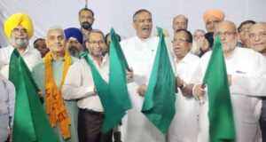 केंद्रीय राज्य मंत्री ने होशियारपुर-दिल्ली एक्सप्रेस रेलगाड़ी के आगरा कैंट तक यात्रा विस्तार को हरी झंडी दिखाकर किया रवाना