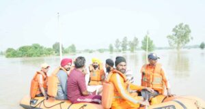 मुख्यमंत्री ने स्वयं किश्ती पर सवार होकर होशियारपुर के बाढ़ प्रभावित इलाकों का किया दौरा