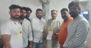 भगवान वाल्मीकि महाराज जी का प्रकटोत्सव के संबंध में विधायक महाजन को दिया निमंत्रण पत्र