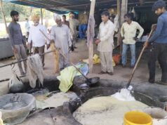 ਗੁੜ ਨੂੰ ਨਸ਼ਟ ਕਰਦੇ ਹੋਏ ਜਿਲਾ ਸਿਹਤ ਅਫਸਰ ਡਾ.ਲਖਵੀਰ ਤੋ ਹੋਰ