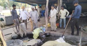 ਗੁੜ ਨੂੰ ਨਸ਼ਟ ਕਰਦੇ ਹੋਏ ਜਿਲਾ ਸਿਹਤ ਅਫਸਰ ਡਾ.ਲਖਵੀਰ ਤੋ ਹੋਰ