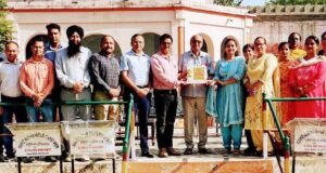 केएमएस कॉलेज द्वारा सरकारी सीनियर सेकेंडरी स्कूल में किए लेक्चर स्टैंड भेंट : प्रिंसीपल गुरदियाल सिंह