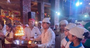 वैष्णों देवी मन्दिर तिकोना पार्क में समाजसेवी हरीश चन्द्र आज़ाद हुए सम्मानित