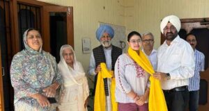 जीएस मुल्तानी ने जज की परीक्षा पास करने वाली रवनीत कौर को किया सम्मानित