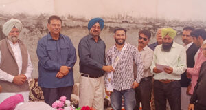 हल्का इंचार्ज प्रो.जीएस मुल्तानी ने किया नए सदस्यों को सरोपे पहना पार्टी में स्वागत