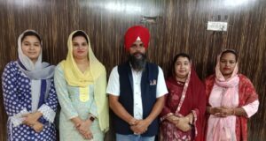 ਪ੍ਰਕਾਸ਼ ਦਿਹਾੜੇ ਦੇ ਸਮਾਗਮ ਸਬੰਧੀ ਜਾਣਕਾਰੀ ਦਿੰਦੇ ਹੋਏ ਮੈਨੇਜਰ ਸਰਬਜੀਤ ਸਿੰਘ ਮੋਮੀ ਤੇ ਹੋਰ ਪ੍ਰਬੰਧਕ