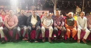 भगवान राम, लक्षमण तथा माता सीता के स्वरू पों के समक्ष खन्ना हुए नत्मस्तक