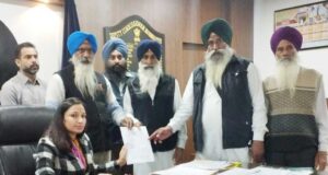 ਡਿਪਟੀ ਕਮਿਸ਼ਨਰ ਨੂੰ ਚੋਣ ਕਮਿਸ਼ਨਰ ਗੁਰਦੁਆਰਾ ਚੋਣਾਂ ਲਈ ਯਾਦ ਪੱਤਰ ਦਿੰਦੇ ਹੋਏ ਗੁਰਦੀਪ ਖੁਣਖੁਣ, ਹਰਪ੍ਰੀਤ ਲਾਲੀ, ਗੁਰਨਾਮ ਸਿੰਘ ਅਤੇ ਹੋਰ