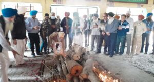 ਬਲਵੰਤ ਖੇੜਾ ਦੀ ਦੇਹ ਨੂੰ ਅਗਣ ਭੇਂਟ ਕਰਦੇ ਹੋਏ ਉਹਨਾਂ ਦੇ ਸਪੁੱਤਰ ਜਗਦੀਪ ਸਿੰਘ ਖੇੜਾ