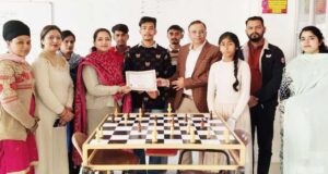 विजेताओं को सम्मानित करते हुए प्रिंसीपल शबनम कौर, मानव सैनी, राजेश कुमार व फैकल्टी सदस्य