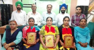 सम्मानित अध्यापकाएं मैडम बराड़, मिस तेजी व मिस सुखी चेयरमैन ढोसीवाल एवं अन्य