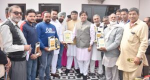 मंत्री जिंपा ने श्री गुरु रविदास नगर दूध उत्पादक सहकारी सभा के 52 सदस्यों को बांटे 7 लाख रुपए के बोनस चैक