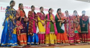 समारोह के दौरान भांगड़ा पेश करते हुए विद्यार्थी