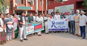 ਜਾਗਰੂਕਤਾ ਰੈਲੀ ਨੂੰ ਰਵਾਨਾ ਕਰਦੇ ਹੋਏ ਐਸਐਮਓ ਡਾ.ਕਰਨ ਸੈਣੀ ਨਾਲ ਹਨ ਮੈਨੇਜਰ ਸਰਬਜੀਤ ਮੋਮੀ ਤੇ ਹੋਰ