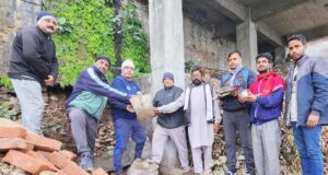 गगन जी शिवालय में पानी के टैंक बनाने की शुरुआत करते हुए मुकेश रंजन पम्मा ज्वेलर तथा अन्य