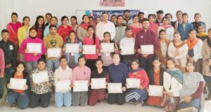 विजेता टीमों को सम्मानित करते हुए प्रिंसीपल शबनम कौर, मानव सैनी व फैकल्टी सदस्य