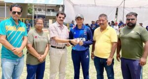 अंजली शीमार को बधाई देते एचडीसीए अध्यक्ष डा.दलजीत खेला,डा.रमन घई, कोच दविंदर कौर व अन्य