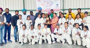 पंजाब स्कूल खेलों में कांस्य पदक विजेता टीम अपने कोच दविंदर कौर के साथ ट्राफी लेते हुए