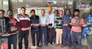 ਨੈਸ਼ਨਲ ਯੂਥ ਕਲੱਬ ਦੇ ਪ੍ਰਧਾਨ ਡਾ: ਸੇਠੀ, ਸੁਰੇਸ਼ ਅਰੋੜਾ,ਰਾਜਿੰਦਰ ਰਿੰਕੂ, ਪ੍ਰਿਤਪਾਲ ਕੋਹਲੀ ਅਤੇ ਪਰਮਿੰਦਰ ਸਿੰਘ ਲੋਕਾਂ ਨੂੰ ਦੀਵੇ ਵੰਡੱਦੇ ਹੋਏ