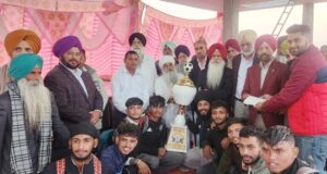 विजेताओं को पुरस्कार वितरित करते एन.आर.आई अवतार सिंह तारी व अन्य